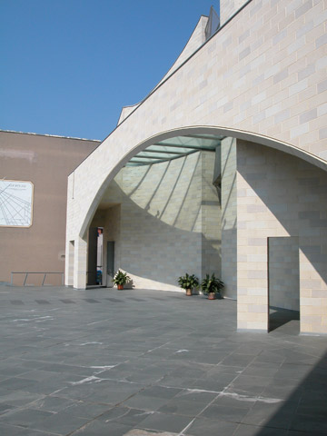 Dettaglio architettonico di una chiesa con struttura ad arco e pareti rivestite in blocchi di Lecablocco.