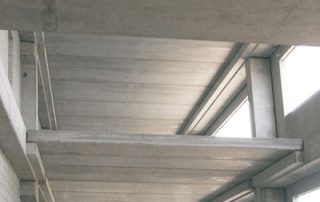 Struttura interna di edificio in costruzione con solai prefabbricati in cemento.