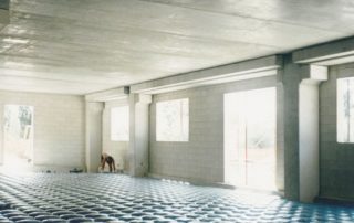 Interno di edificio in costruzione con solai prefabbricati e struttura in cemento.