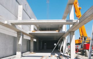 Cantiere di costruzione con struttura in cemento prefabbricato.