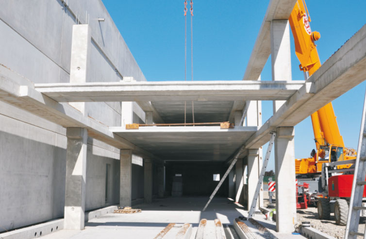 Cantiere di costruzione con struttura in cemento prefabbricato.