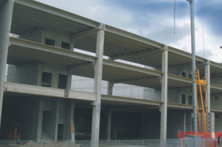 Edificio in costruzione con struttura prefabbricata in cemento e solai multipiano.