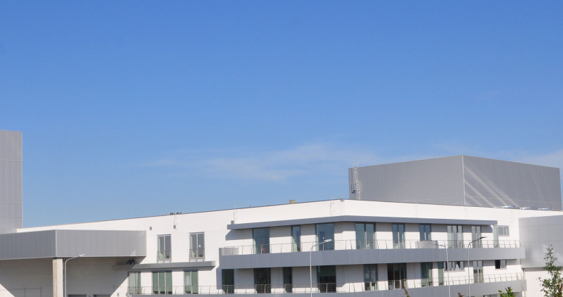 Edificio con struttura bianca e dettagli metallici.