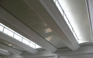 Struttura del tetto di un edificio industriale con lucernari.