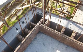 Costruzione di un muro con blocchi BioPLUS®, caratterizzati da una struttura porosa e incastri specifici.