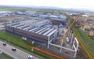 Veduta aerea del complesso industriale Musetti Caffè durante un ampliamento.