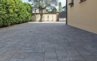 Pavimentazione "Anversa" colore Fiammato-Terra Bruciata.