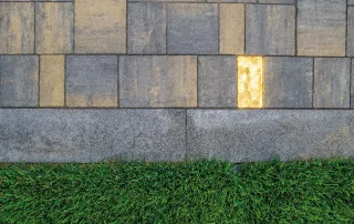 Pavimentazione "Cracovia" colore Terra Di Siena con elementi LED incassati.