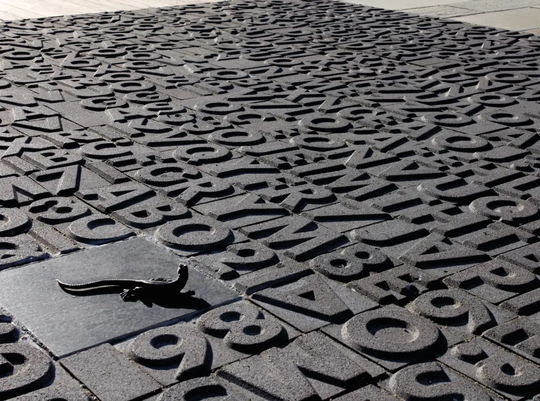 Pavimentazione modello "Poetari", caratterizzata da un design unico con lettere e numeri in rilievo.