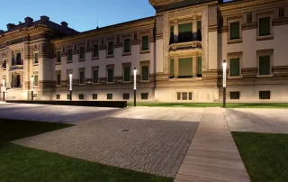 Pavimentazione modello "Poetari", caratterizzata da un design unico con lettere e numeri in rilievo.