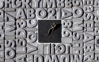 Pavimentazione modello "Poetari", caratterizzata da un design unico con lettere e numeri in rilievo.
