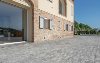 Pavimentazione modello "Saint Florent" nella variante colore Luserna.