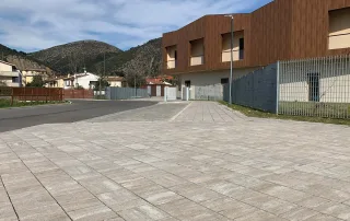 Pavimentazione in cemento modello "Varsavia" nella variante colore Tortora.
