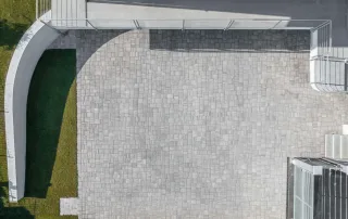 Pavimentazione in cemento modello "Varsavia" nella variante colore Luserna.