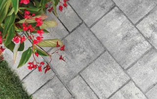 Pavimentazione in cemento modello "Varsavia" nella variante colore Luserna.