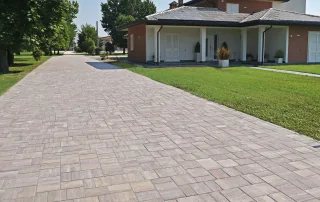 Pavimentazione in cemento modello "Varsavia" nella variante colore Onice.