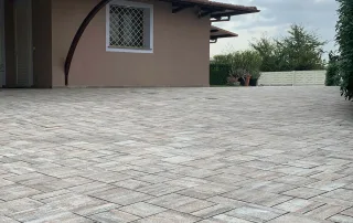 Pavimentazione in cemento modello "Varsavia" nella variante colore Onice.