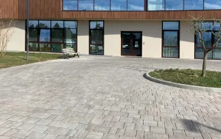 Pavimentazione in cemento modello "Varsavia" nella variante colore Tortora.