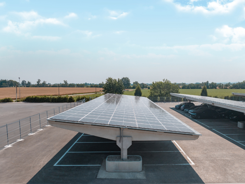 Parcheggio con pensiline fotovoltaiche in cemento dotate di pannelli solari.
