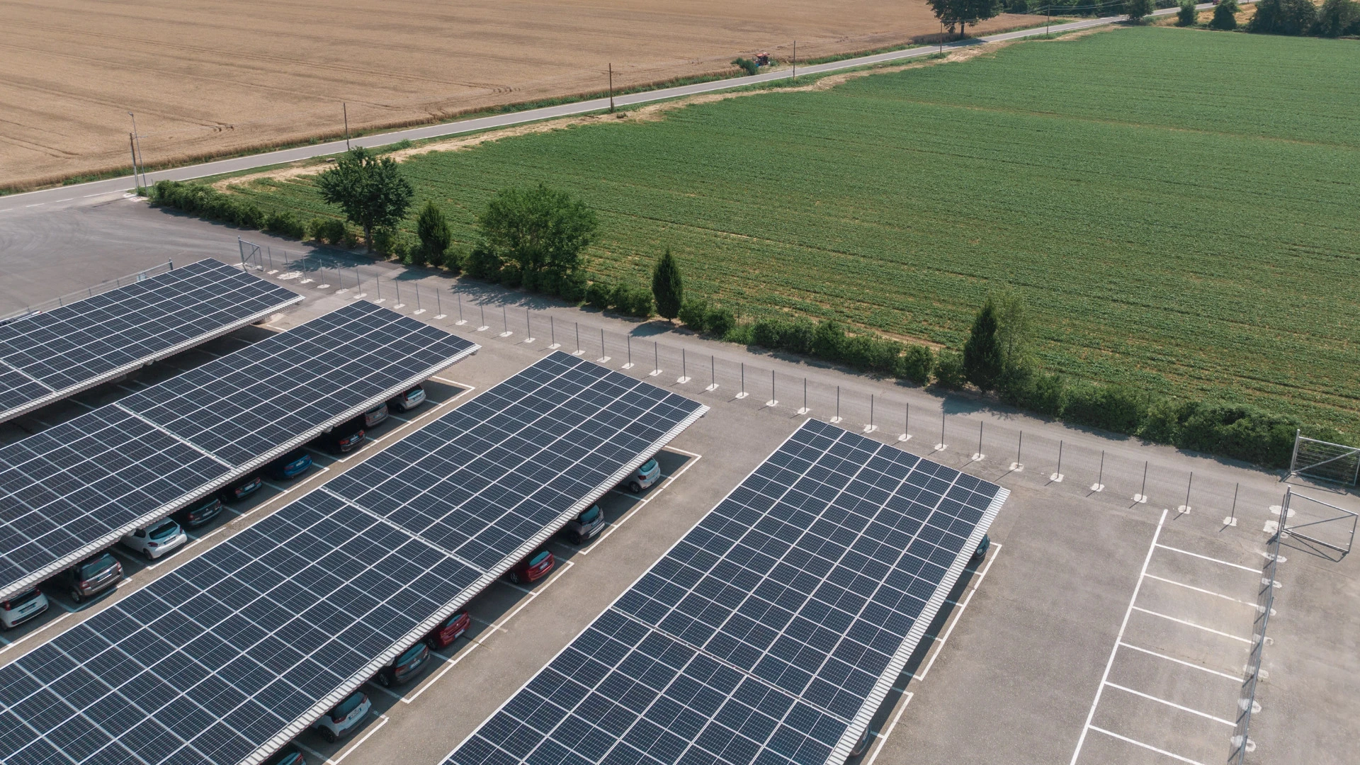 Parcheggio con pensiline fotovoltaiche in cemento dotate di pannelli solari.