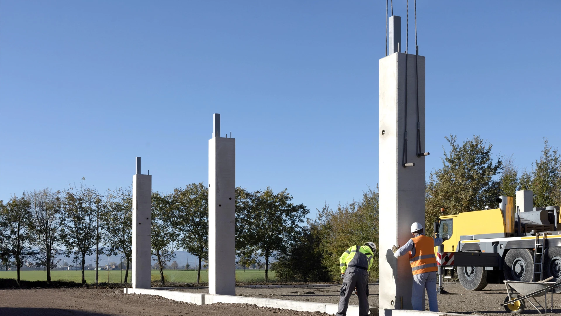 Installazione di pilastri prefabbricati in cemento.