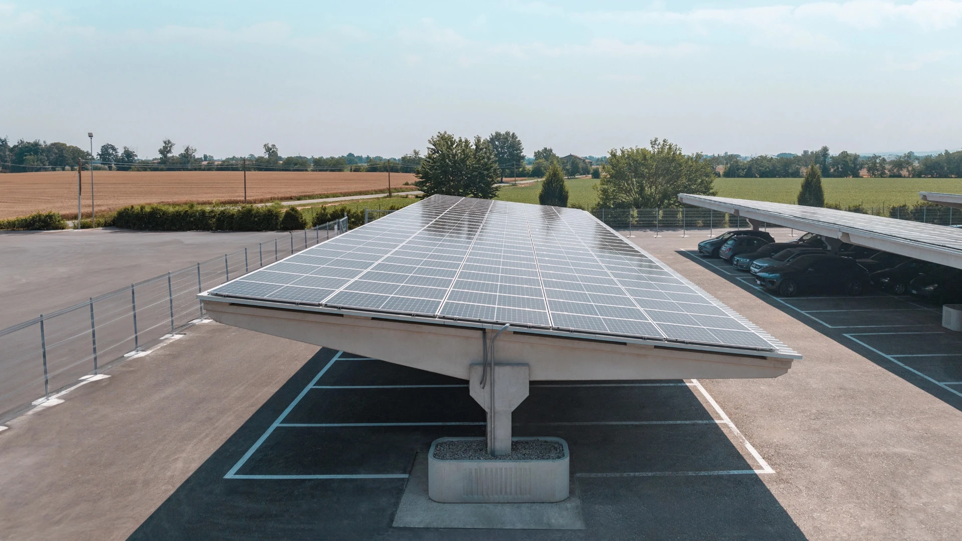 Parcheggio con pensiline fotovoltaiche in cemento dotate di pannelli solari.