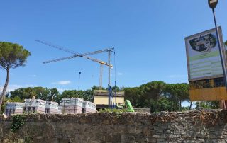 Struttura in costruzione con muri in blocchi BioPLUS e impalcature in legno.