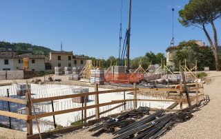 Struttura in costruzione con muri in blocchi BioPLUS e impalcature in legno.