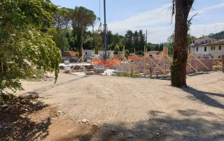 Struttura in costruzione con muri in blocchi BioPLUS e impalcature in legno.