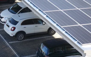 Pensiline auto con pannelli fotovoltaici