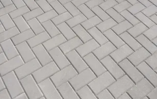Pavimentazione in blocchi rettangolari di colore grigio.
