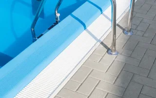 Pavimentazione in blocchi rettangolari di colore grigio.