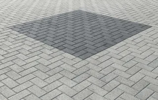 Pavimentazione in blocchi rettangolari di colore grigio.