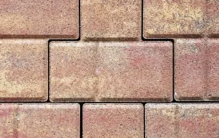 Pavimentazione in selciato con blocchi rettangolari.