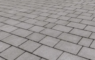 Pavimentazione in autobloccanti grigi.