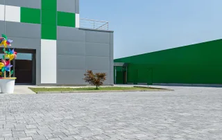 Pavimentazione in blocchi di pietra grigia