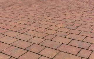 Pavimentazione in blocchi di pietra dai toni caldi con disposizione regolare.