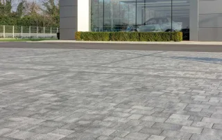 Pavimentazione in blocchi di pietra dai toni caldi con disposizione regolare.