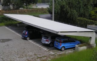 Parcheggio coperto con struttura prefabbricata in cemento.