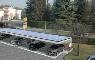 Parcheggio coperto con struttura prefabbricata in cemento, dotato di pensiline fotovoltaiche.