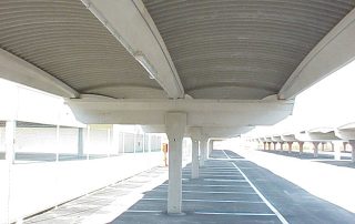 Parcheggio coperto con struttura prefabbricata in cemento.