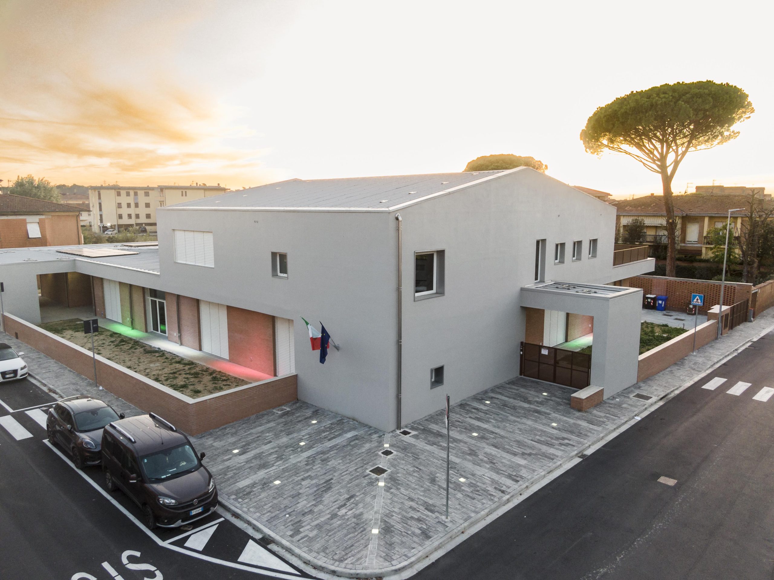 Masselli autobloccanti in cemento, posati a formare un motivo decorativo sul pavimento esterno presso la scuola fucini a Ponsacco.