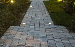 Pavimentazione in pietra con elementi LED incassati.