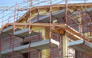 Dettaglio di un edificio in costruzione con blocchi Supertermico e isolamento a cappotto.