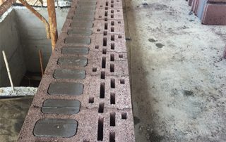 Render di blocchi edilizi in laterizio porizzato a incastro, marchio Paver, con struttura alveolare per migliorare l'isolamento termico.