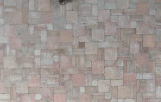 Pavimentazione in mattoni anticati con tonalità calde.