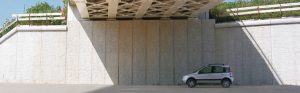 Muro di sostegno prefabbricato in calcestruzzo con finitura effetto pietra.