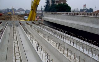 Costruzione di un ponte in cemento armato prefabbricato.