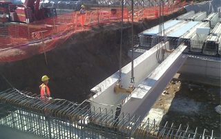 Costruzione di un ponte in cemento armato prefabbricato.