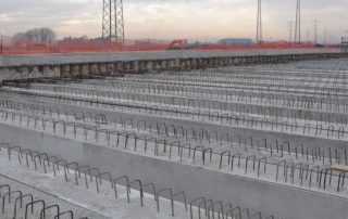 Costruzione di un ponte in cemento armato prefabbricato.